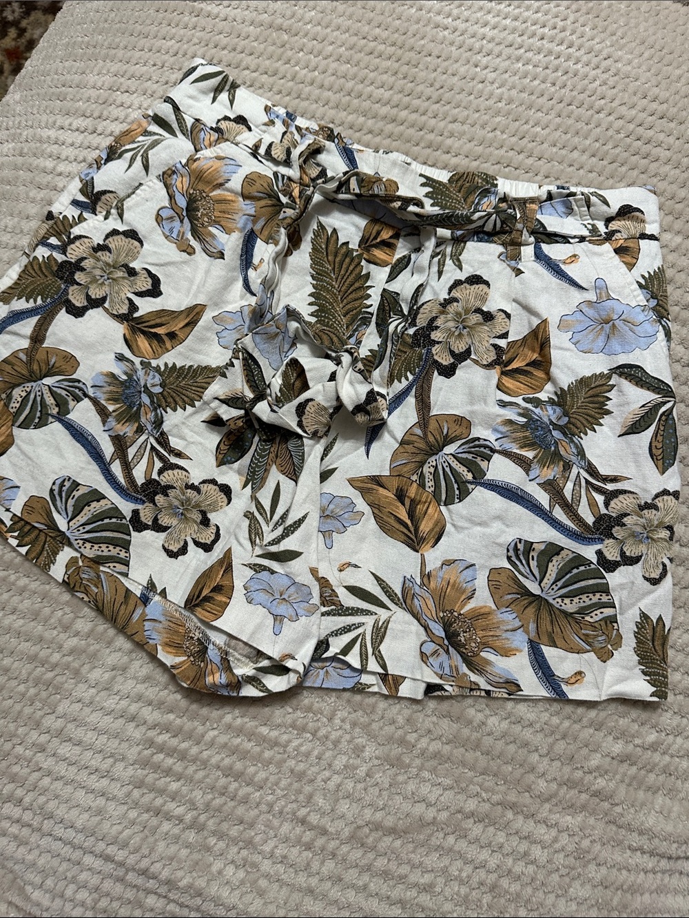 C&C California Cream Floral Tie-Waist Shorts linen blend size 10 - Picture 2 of 5
